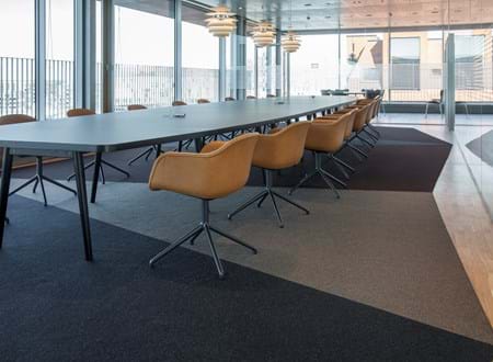 løst tæppe i filt på kontor